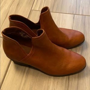 Booties with 1.5 inch heel. Cognac. Faux leather